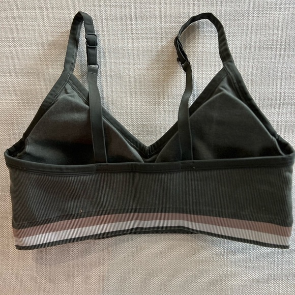 New! Spanx Soft Stretch Seamless Low Impact Sports Bra! - Picture 5 of 6